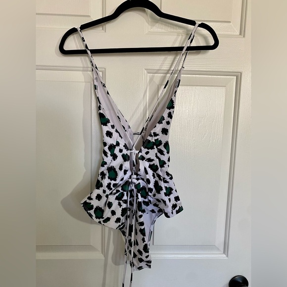 Zaful Plunge Criss Cross Tie Back Leopard Cheeky One Piece Swimsuit - Picture 2 of 5